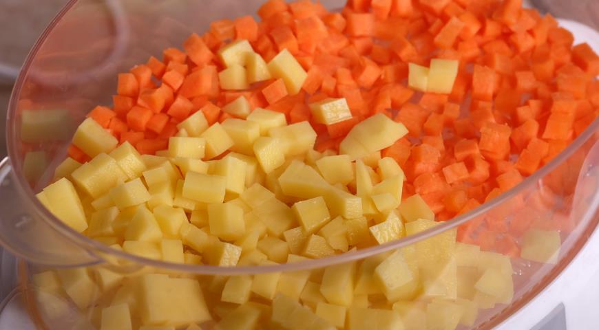 Отваренную картошку и морковь порезать кубиками