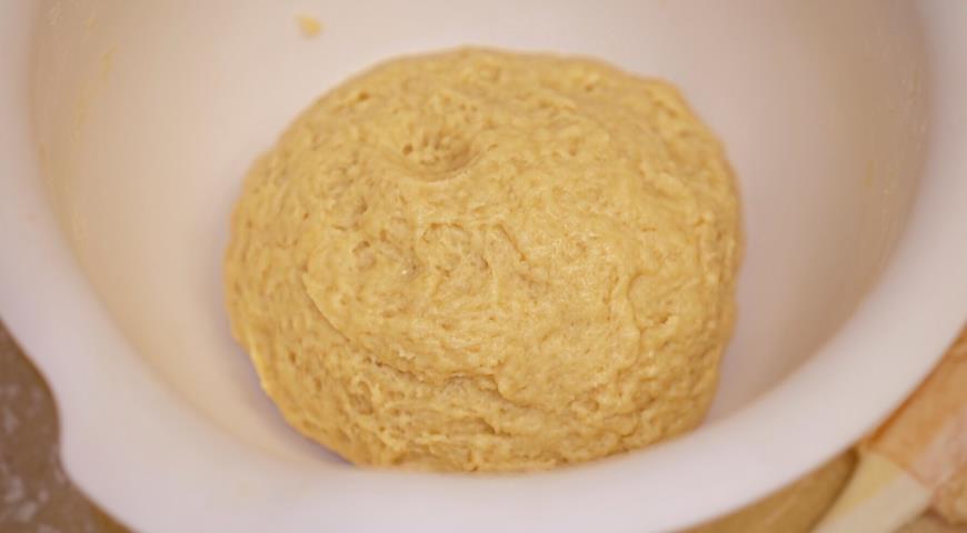 Из растопленного маргарина, яиц и сметаны замешиваем тесто для рогаликов