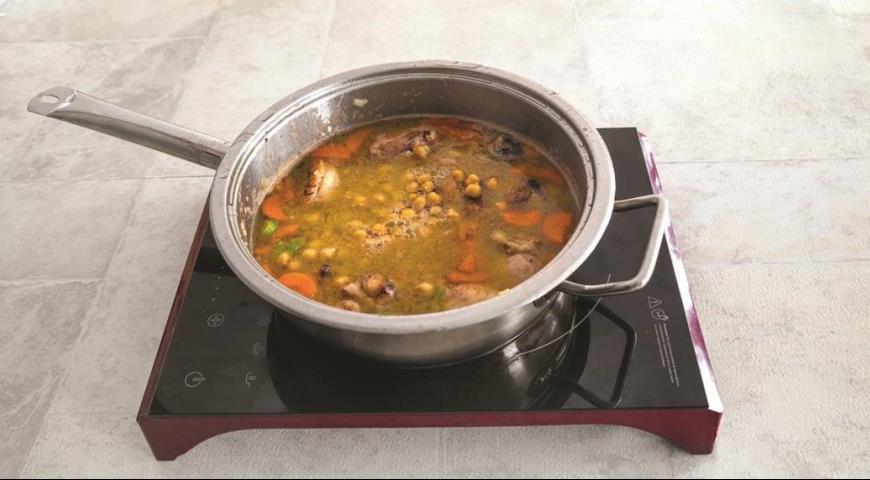 Фото приготовления рецепта: Суп с курицей и нутом, шаг №4