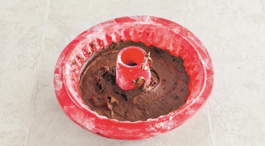 Фото приготовления рецепта: Шоколадный кекс с черносливом, шаг №7