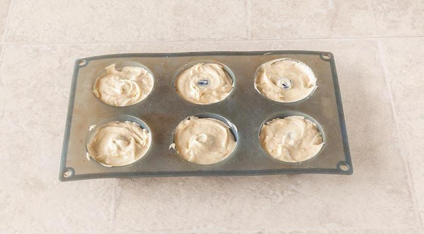 Фото приготовления рецепта: Лимонные кексы с глазурью из сливочного сыра, шаг №5