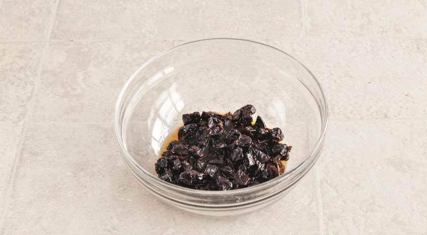Фото приготовления рецепта: Шоколадный кекс с черносливом, шаг №1