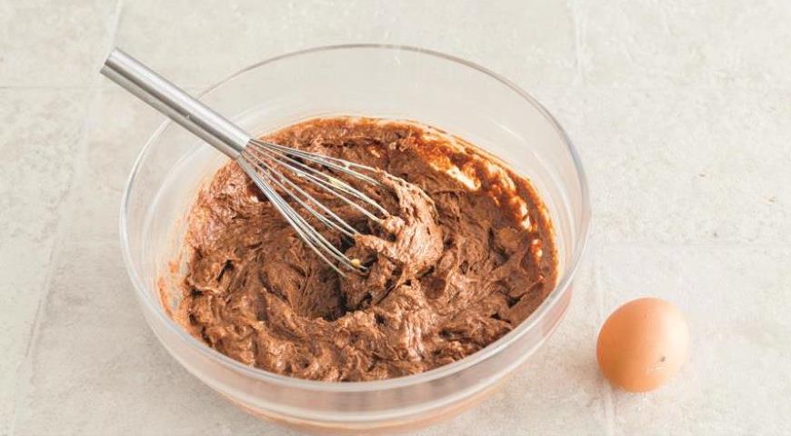Фото приготовления рецепта: Шоколадный кекс с черносливом, шаг №4
