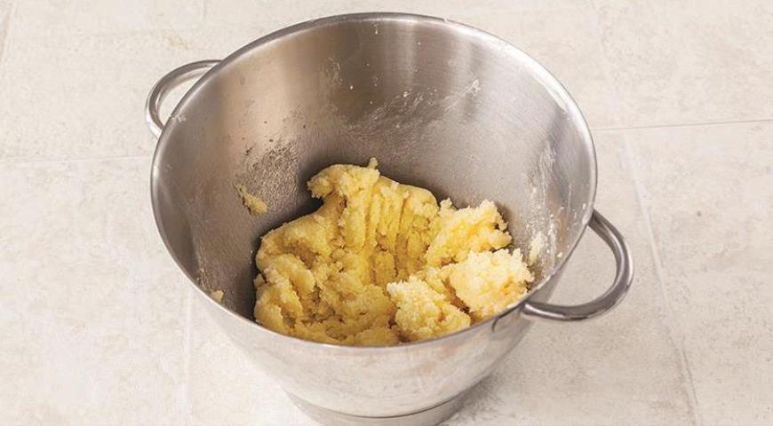 Фото приготовления рецепта: Лимонные кексы с глазурью из сливочного сыра, шаг №3