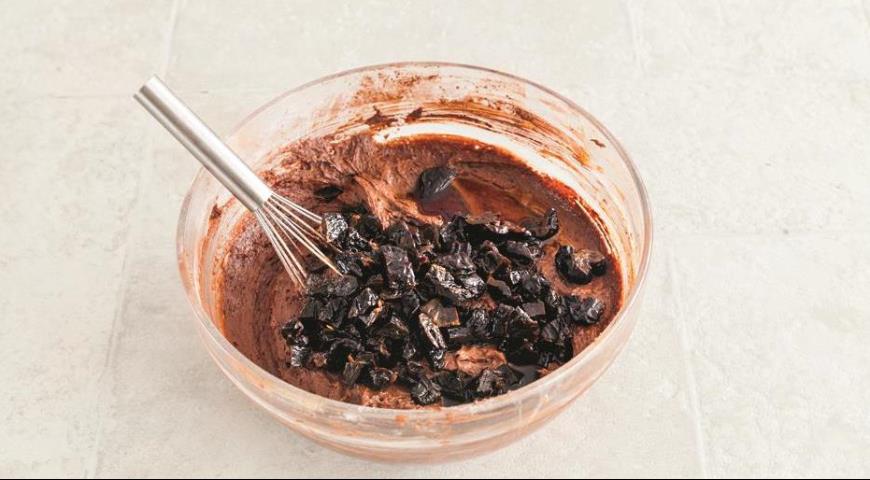 Фото приготовления рецепта: Шоколадный кекс с черносливом, шаг №5