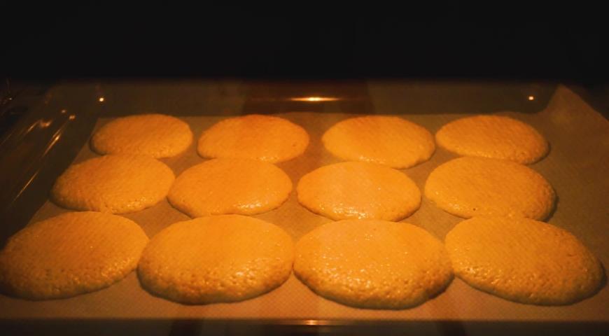 Ставим выпекаться кунжутное печенье в духовку до румяности