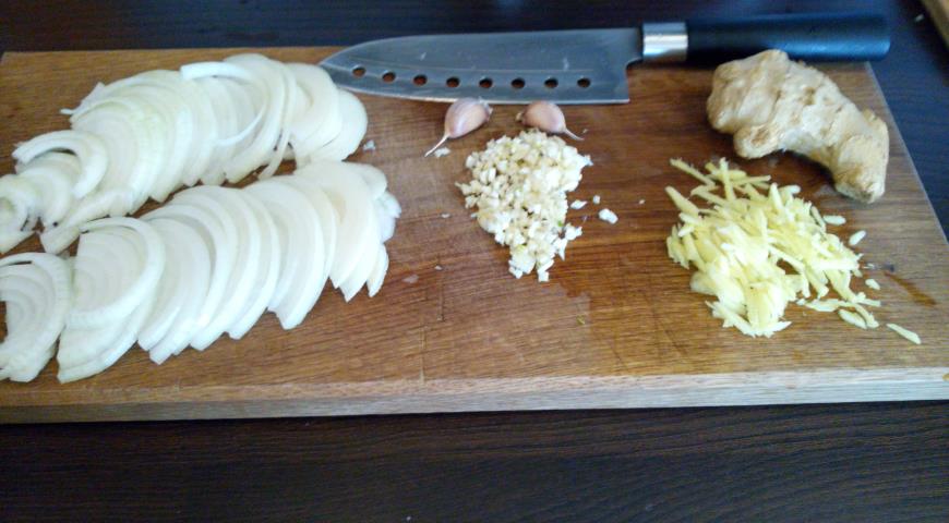 Нарезаем лук, чеснок и имбирь для соуса по-корейски