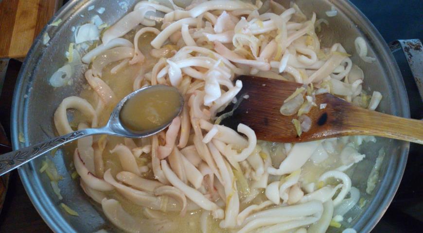 Тушим кальмары в корейском соусе