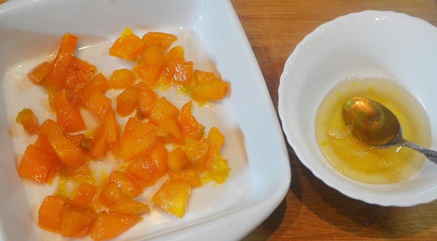 В жаропрочную форму переложить кусочки тыквы, отдельно смешать мед с сиропом