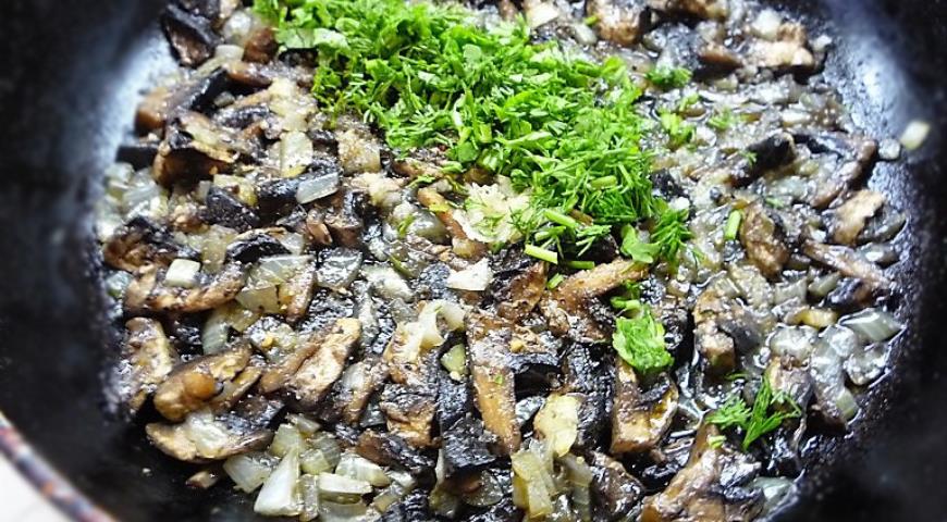 Приготовить начинку для Кумпира из грибов, лука, зелени и специй