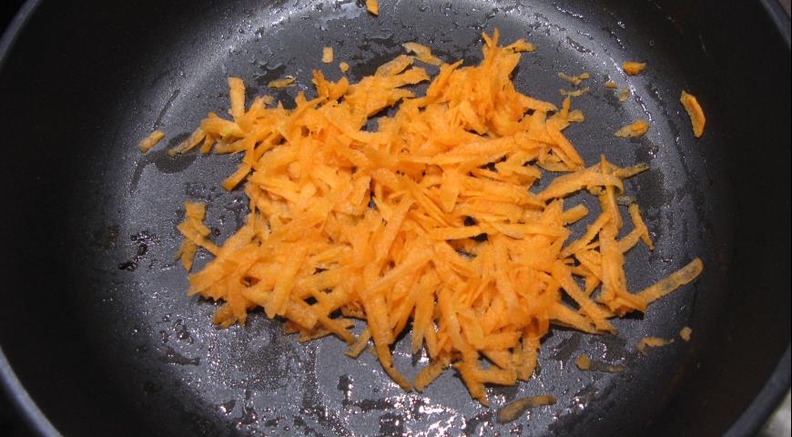 Натереть на крупной терке морковь, затем обжарить на подсолнечном масле
