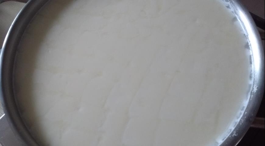Нарезать сырный сгусток на кубики величиной 2 см