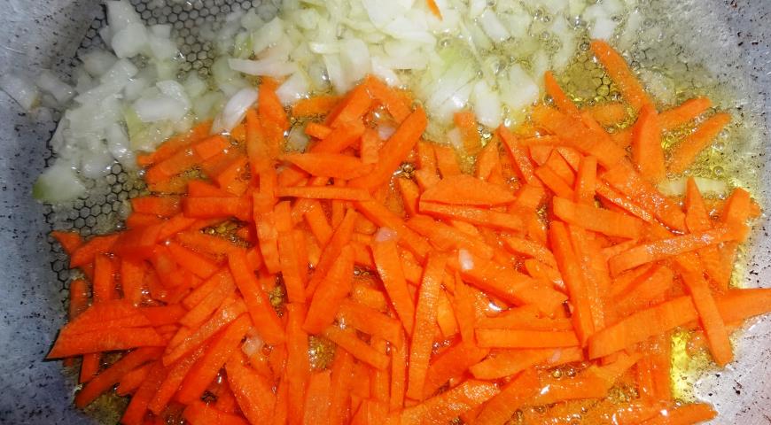 Обжарить лук, чеснок и морковь на подсолнечном масле