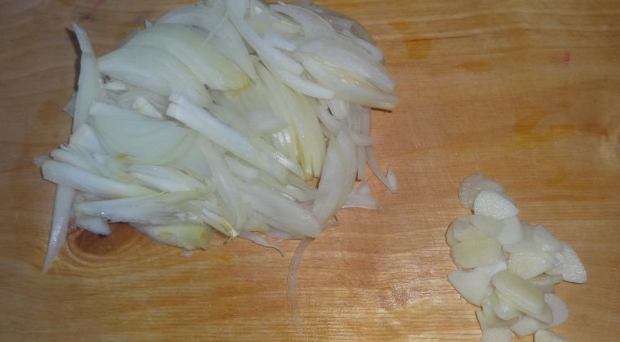 Подготовить овощи, нарезать соломкой лук, морковь и пастернак, чеснок нарезать пластинами