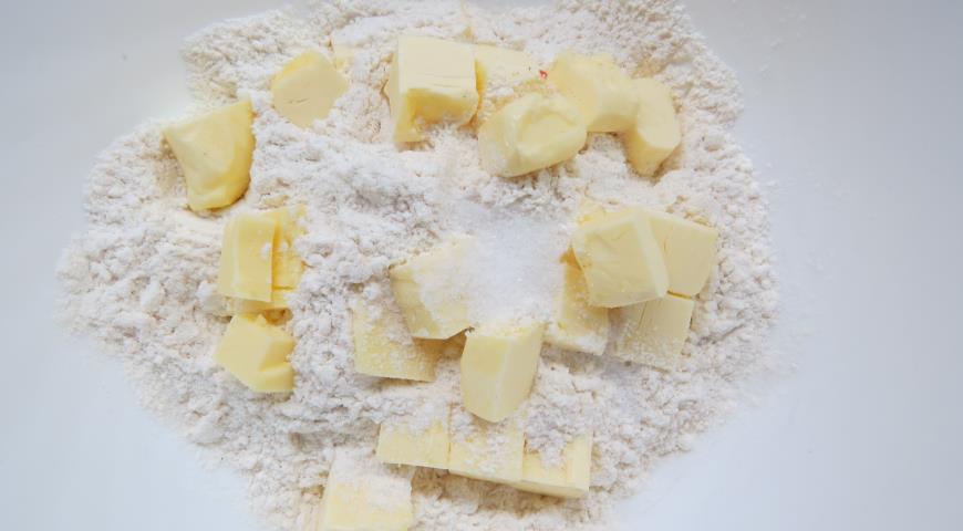 Для Американского пирога масло режем кубиками, добавляем муку, соль, сахар и перетираем