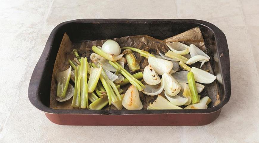 Фото приготовления рецепта: Суп из печеных овощей с зеленью, шаг №1