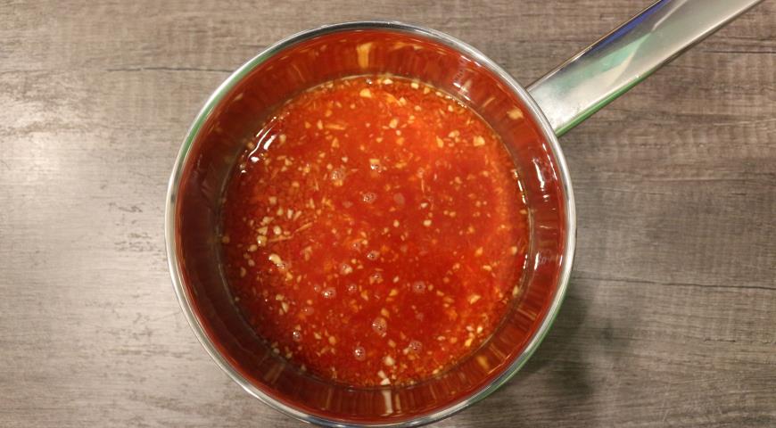 Варим соус из рисового уксуса, специй и приготовленного пюре