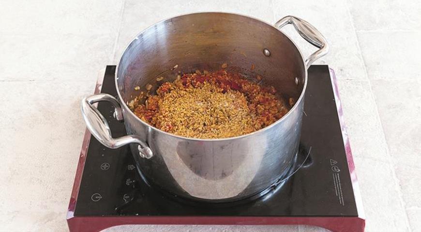 Фото приготовления рецепта: Пилав из булгура с помидорами и нутом по-турецки, шаг №2