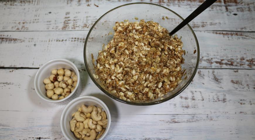 Измельчаем орехи и добавляем в емкость к остальным ингредиентам злакового батончика