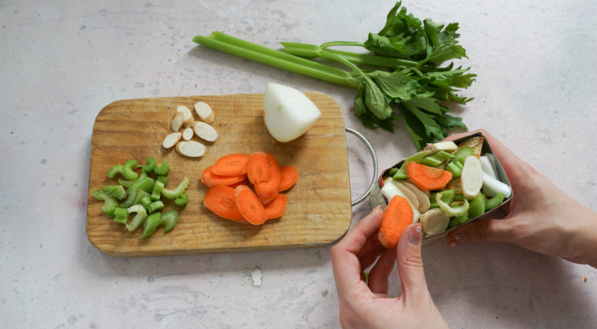 Как приготовить овощной бульон из того, что найдётся на кухне - Лайфхакер