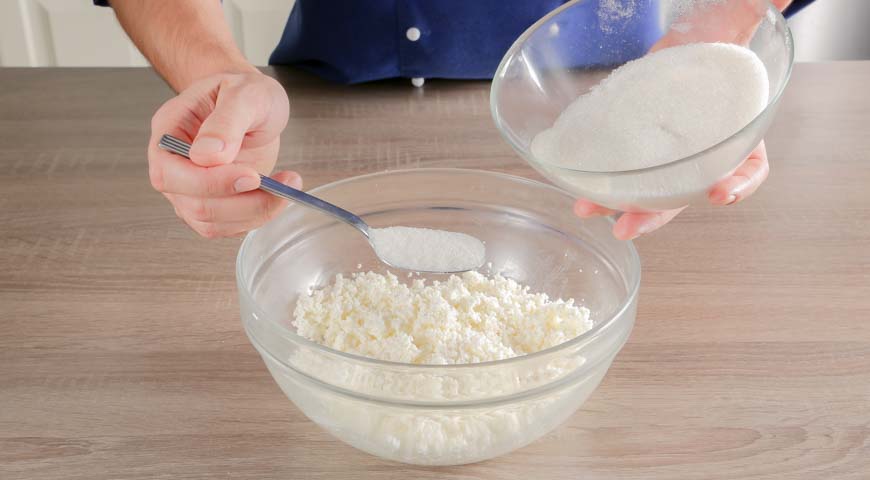 Простые сырники, добавьте сахар в творожную массу