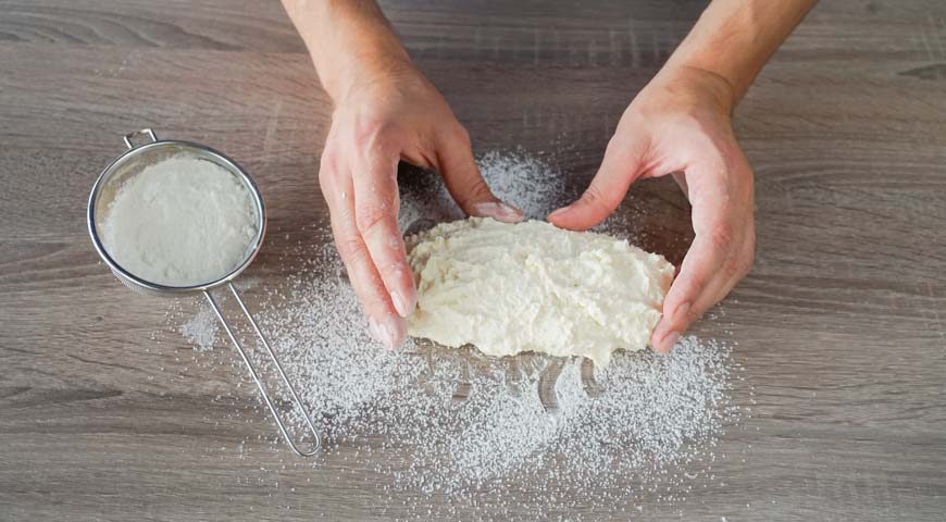 Классические сырники, выложите творожное тесто и  сформируйте из него толстую колбаску