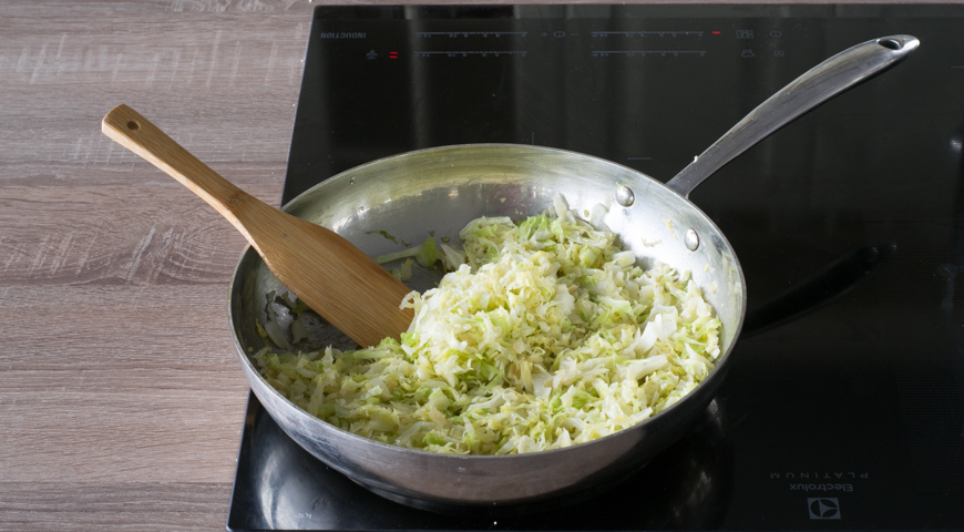 Штрудель с мясом, подрумяньте на сковороде подготовленные овощи