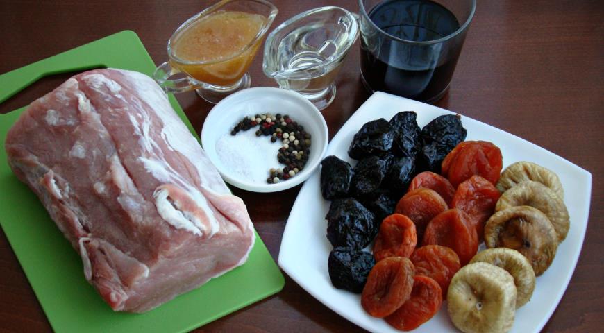Фото приготовления рецепта: Свинина запеченная с сухофруктами под медовой глазурью, шаг №1