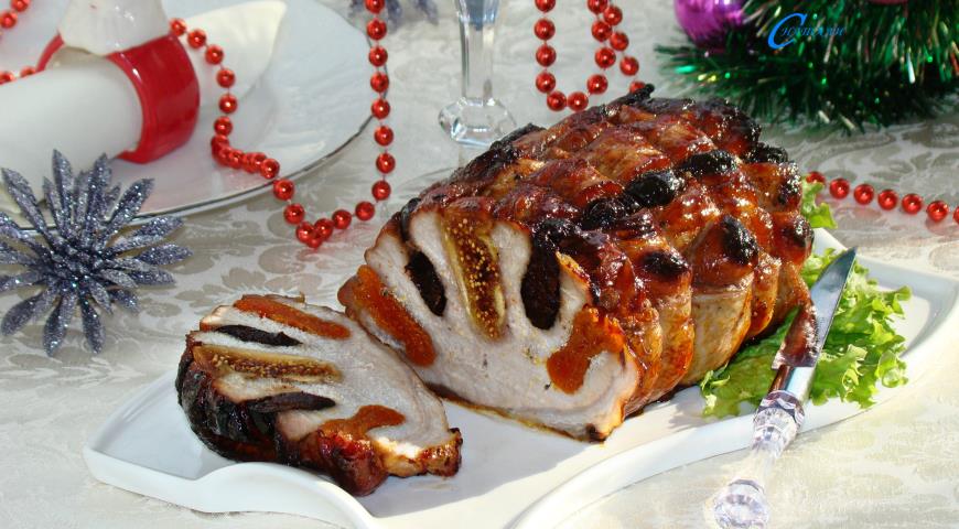 Фото приготовления рецепта: Свинина запеченная с сухофруктами под медовой глазурью, шаг №8