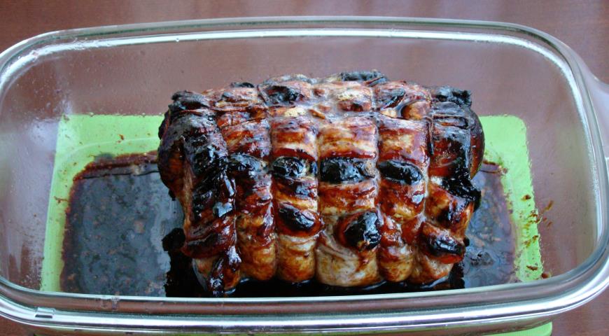 Фото приготовления рецепта: Свинина запеченная с сухофруктами под медовой глазурью, шаг №7