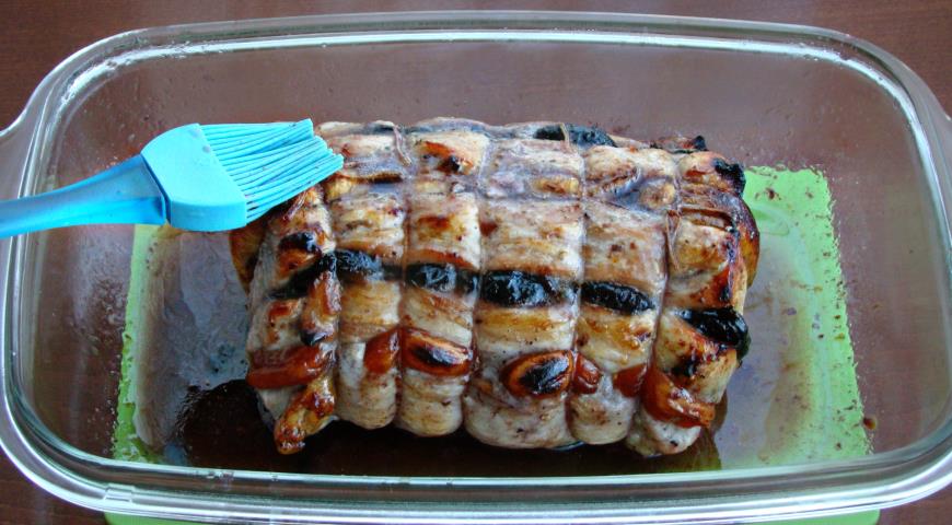 Фото приготовления рецепта: Свинина запеченная с сухофруктами под медовой глазурью, шаг №6