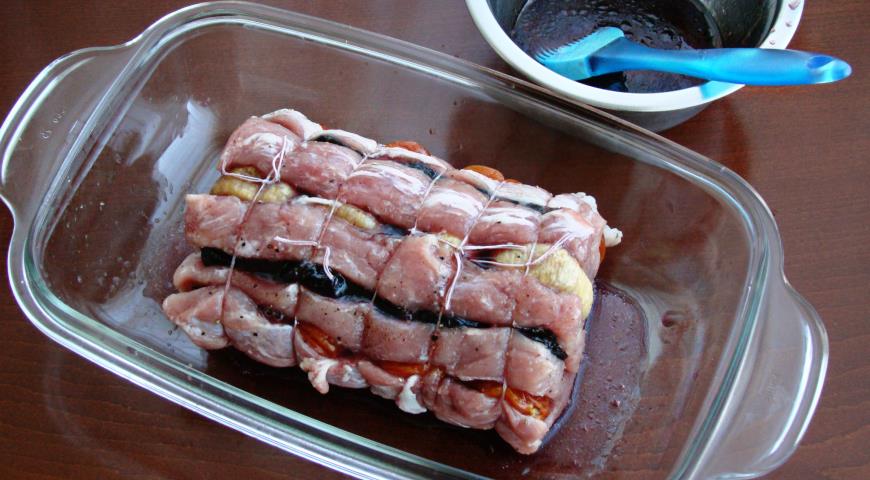 Фото приготовления рецепта: Свинина запеченная с сухофруктами под медовой глазурью, шаг №5