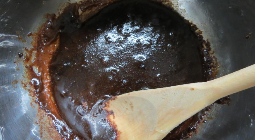 Фото приготовления рецепта: Торт «Грецкий орех, кофе, карамель», шаг №11