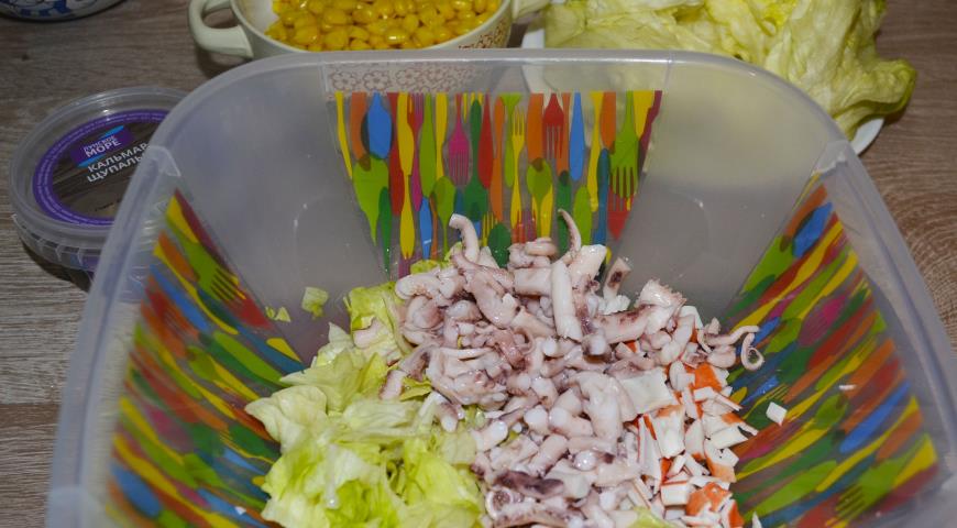Фото приготовления рецепта: Новогодний салат из крабовых палочек и кальмаров «Морской каприз», шаг №4