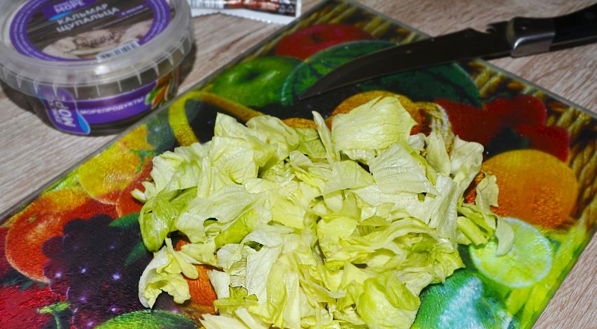 Фото приготовления рецепта: Новогодний салат из крабовых палочек и кальмаров «Морской каприз», шаг №3