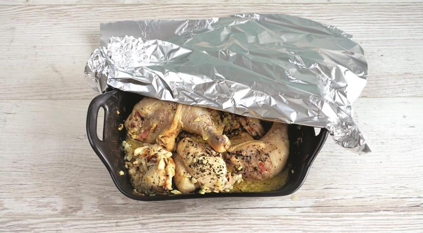 Фото приготовления рецепта: Курица в духовке в белом винном соусе, шаг №4