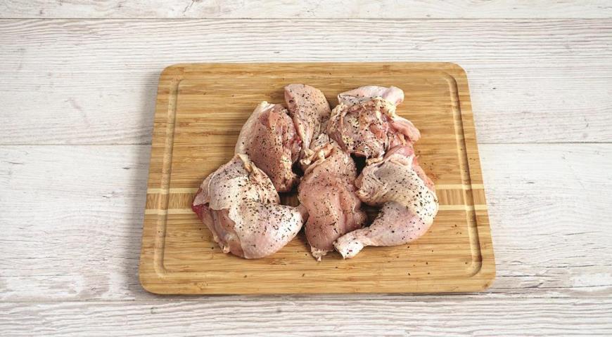 Фото приготовления рецепта: Курица в духовке в белом винном соусе, шаг №1