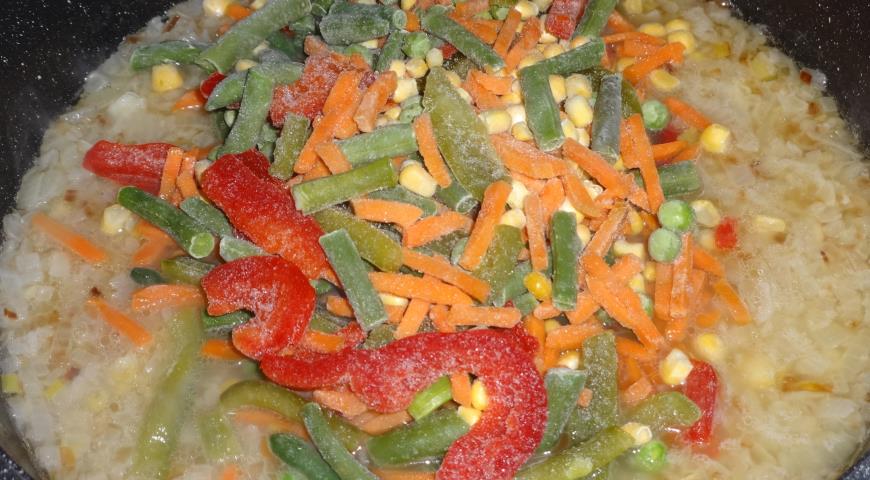 Фото приготовления рецепта: Булгур с овощами, шаг №6
