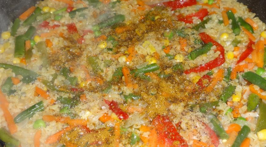 Фото приготовления рецепта: Булгур с овощами, шаг №7