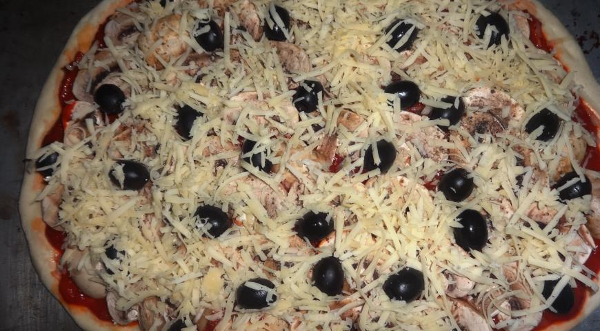 Фото приготовления рецепта: Пицца с шампиньонами и оливками, шаг №13