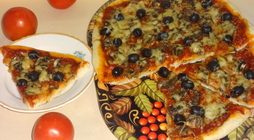 Фото приготовления рецепта: Пицца с шампиньонами и оливками, шаг №14