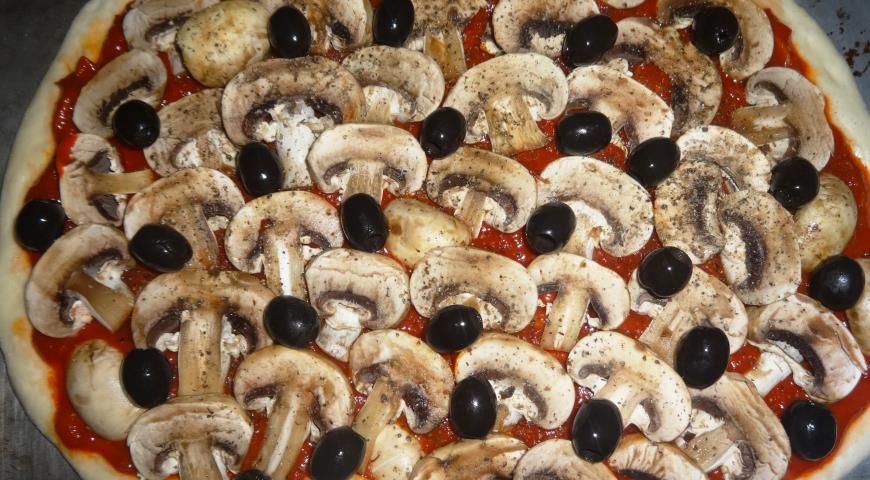 Фото приготовления рецепта: Пицца с шампиньонами и оливками, шаг №11