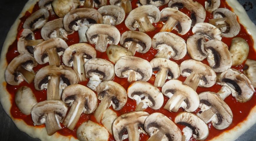 Фото приготовления рецепта: Пицца с шампиньонами и оливками, шаг №10