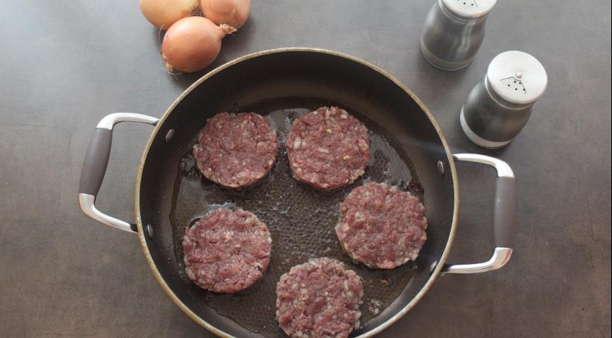 Фото приготовления рецепта: Бифштекс рубленный из говядины, шаг №9