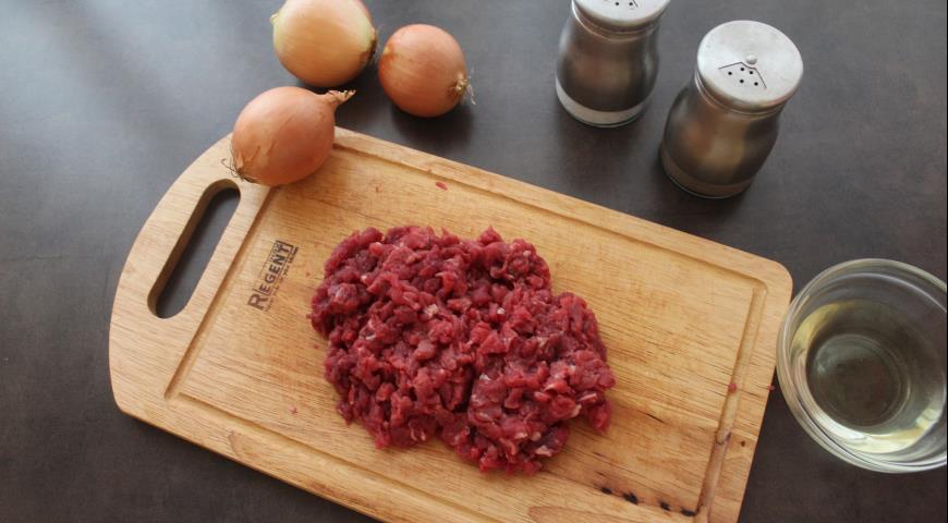 Фото приготовления рецепта: Бифштекс рубленный из говядины, шаг №4