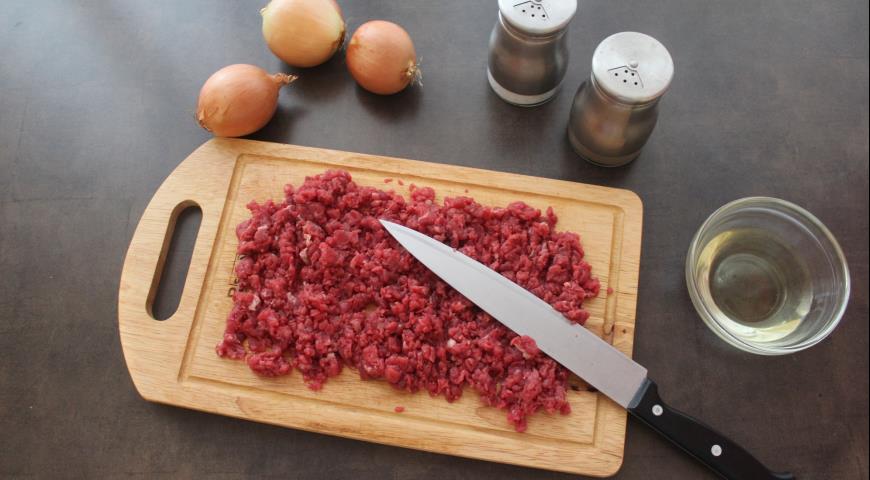 Фото приготовления рецепта: Бифштекс рубленный из говядины, шаг №5