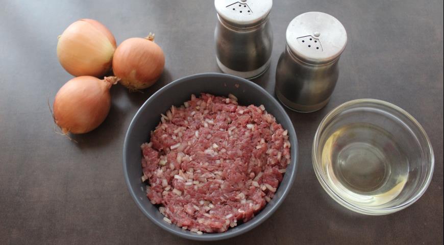 Фото приготовления рецепта: Бифштекс рубленный из говядины, шаг №7