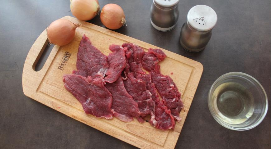 Фото приготовления рецепта: Бифштекс рубленный из говядины, шаг №2