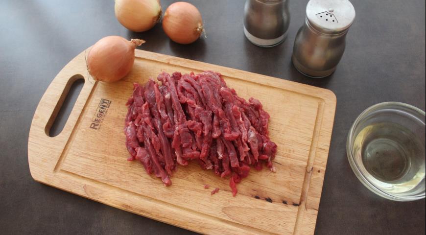 Фото приготовления рецепта: Бифштекс рубленный из говядины, шаг №3