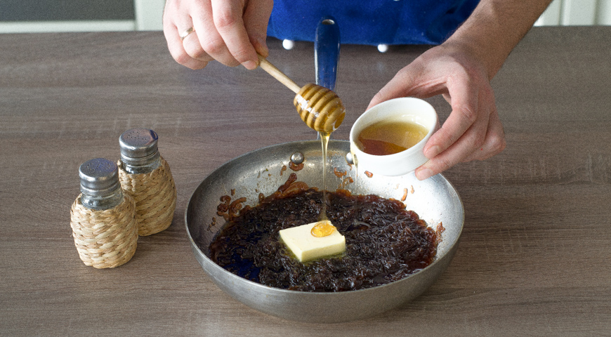 Жареная печень с луком, снимите с плиты и добавьте мед